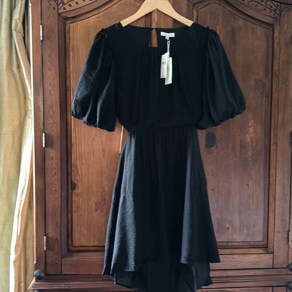 NWT MOON RIVER BLACK PUFF SLEEVE OPEN BACK MINI DRESS. SIZE M.